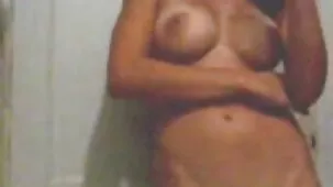 Chica con gafas extiende las piernas en la primera cita