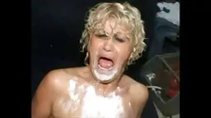 Mamá preocupada-mantén tu cara en cuclillas