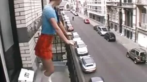 Esposa tetona bailando striptease y seduciendo a su marido