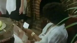 Un estudiante destacado besa a un periodista durante una entrevista en el Nuevo Centro de Idiomas