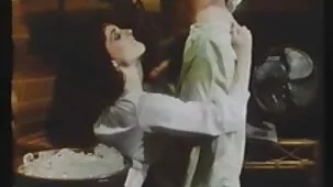 Mientras su esposa está inspeccionando la casa, su marido se folla a una hermosa agente de bienes raíces