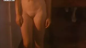 Besó a su amante con las manos atadas.