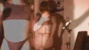 La lujuriosa mamá Barbie Sins seduce al novio de su hija frente a ella