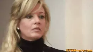 La madrastra le ofreció a su hija ayudar a complacer a un hombre con polla emocionante