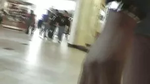 Negro inserta una gran polla en el apretado coño tatuado